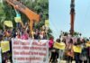 फीस वृद्धि के खिलाफ अभिभावकों ने बुल्डोजर लेकर किया प्रदर्शन, शिक्षा माफियाओं पर बुल्डोजर चलाने की सरकार से की मांग Parents protested with bulldozers-in Greno-West-against-fee-hike