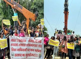 फीस वृद्धि के खिलाफ अभिभावकों ने बुल्डोजर लेकर किया प्रदर्शन, शिक्षा माफियाओं पर बुल्डोजर चलाने की सरकार से की मांग Parents protested with bulldozers-in Greno-West-against-fee-hike