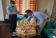 उत्तराखंड : शिक्षक ने डेढ़ लाख माचिस की तीलियों से तीन साल में बनाया राम मंदिर, पीएम मोदी को करना चाहते हैं भेट Ram temple with 1.5 lakh matchsticks