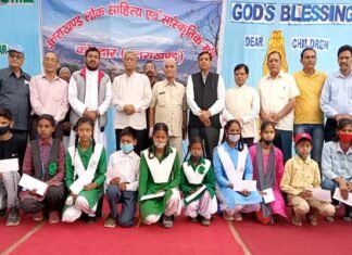 उत्तराखंड लोक साहित्य एवं सांस्कृतिक मंच ने मातृ-पितृ विहीन छात्र-छात्राओं को दी आर्थिक सहायता Uttarakhand lok sahity evm sanskrtik manch