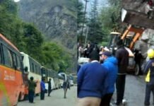 परेशान श्रद्धालु : यमुनोत्री मार्ग पर कल से सड़क की सुरक्षा दीवार गिरने से फंसे हजारों तीर्थयात्री Yamunotri route collapse of road safety wall