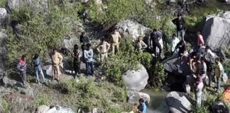 उत्तराखंड : खाई में गिरा बोलेरो वाहन, 6 लोगों की मौत Bolero vehicle fell in a ditch in Kandisaur