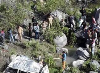 उत्तराखंड : खाई में गिरा बोलेरो वाहन, 6 लोगों की मौत Bolero vehicle fell in a ditch in Kandisaur