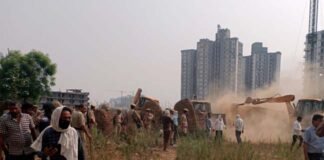 ग्रेटर नोएडा प्राधिकरण ने अवैध कब्जों पर फिर चलाया बुल्डोजर, करीब 10 एकड़ जमीन से हटाया अतिक्रमण bulldozer-on-illegal-construction-in-greater-noida