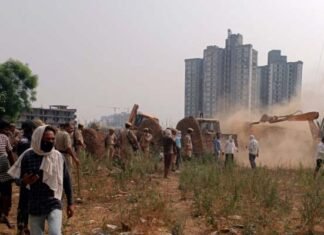ग्रेटर नोएडा प्राधिकरण ने अवैध कब्जों पर फिर चलाया बुल्डोजर, करीब 10 एकड़ जमीन से हटाया अतिक्रमण bulldozer-on-illegal-construction-in-greater-noida