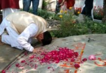 सीएम धामी ने कैंची धाम पहुंचकर किये बाबा नीब करोरी महराज के दर्शन, प्रदेश की सुख-समृद्धि एवं खुशहाली के लिए की प्रार्थना CM Dhami reached Kainchi Dham and visited Baba Neeb Karori Maharaj