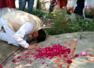 सीएम धामी ने कैंची धाम पहुंचकर किये बाबा नीब करोरी महराज के दर्शन, प्रदेश की सुख-समृद्धि एवं खुशहाली के लिए की प्रार्थना CM Dhami reached Kainchi Dham and visited Baba Neeb Karori Maharaj