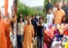 पुरानी यादें ताजा : गांव में आम लोगों की तरह घूमने निकले सीएम योगी ने सभी से की खूब बात, फोटो भी खिंचवाई cm-yogi-in-panchur-village-pauri-garhwal