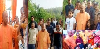 पुरानी यादें ताजा : गांव में आम लोगों की तरह घूमने निकले सीएम योगी ने सभी से की खूब बात, फोटो भी खिंचवाई cm-yogi-in-panchur-village-pauri-garhwal