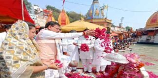 सीएम धामी ने हरकी पैड़ी पर अयोजित गंगा मैया जन्मोत्सव में प्रतिभाग कर की पूजा-अर्चना गंगा मैया जन्मोत्सव