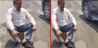 प्रदर्शन का अनूठा तरीका : चंपावत प्रचार करने जा रहे हरीश रावत बीच सड़क पर ही बैठ कर करने लगे विरोध harish rawat protesting sitting on the raod