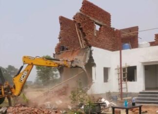 ग्रेनो प्राधिकरण ने चार अवैध कालोनियां ध्वस्तकर खाली कराई 50 हजार वर्ग मीटर जमीन, 100 करोड़ कीमत का आकलन Illegal colonies demolished in Dhoom Manikpur greater noida