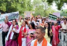 “किरन नेगी के हत्यारों को फांसी दो-फांसी दो”, नारों से गूंज उठा जंतर-मंतर, कैंडल मार्च में बड़ी संख्या में शामिल हुए उत्तराखंडी समाज के लोग