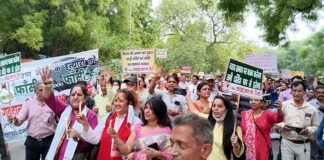 “किरन नेगी के हत्यारों को फांसी दो-फांसी दो”, नारों से गूंज उठा जंतर-मंतर, कैंडल मार्च में बड़ी संख्या में शामिल हुए उत्तराखंडी समाज के लोग