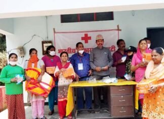 विश्व रेडक्रॉस दिवस पर रेडक्रॉस सोसाइटी पौड़ी द्वारा कोविड की चौथी लहर के प्रति लोगों को किया गया जागरूक