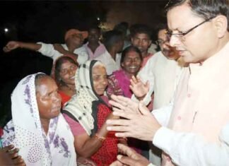 सीएम धामी ने विभिन्न गांवों के निवासियों द्वारा ली गई सांकेतिक जल समाधि स्थल 22 पुल पर पहुँचकर सभी से की वार्ता सांकेतिक जल समाधि
