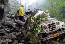 उत्तराखंड : तीर्थयात्रियों के वाहन पर पहाड़ी से गिरा बोल्डर, एक महिला की मौत, 10 घायल Boulder fell from the hill on the vehicle