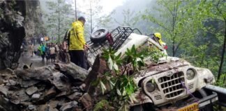 उत्तराखंड : तीर्थयात्रियों के वाहन पर पहाड़ी से गिरा बोल्डर, एक महिला की मौत, 10 घायल Boulder fell from the hill on the vehicle