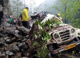 उत्तराखंड : तीर्थयात्रियों के वाहन पर पहाड़ी से गिरा बोल्डर, एक महिला की मौत, 10 घायल Boulder fell from the hill on the vehicle