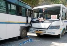 उत्तराखंड: यहाँ दो बसों की आमने-सामने हुई जबरदस्त भिड़ंत, ड्राइवर सहित कई लोग घायल Bus-accident-in-tehri-garhwal