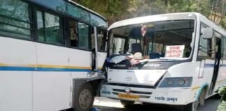 उत्तराखंड: यहाँ दो बसों की आमने-सामने हुई जबरदस्त भिड़ंत, ड्राइवर सहित कई लोग घायल Bus-accident-in-tehri-garhwal