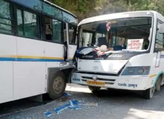 उत्तराखंड: यहाँ दो बसों की आमने-सामने हुई जबरदस्त भिड़ंत, ड्राइवर सहित कई लोग घायल Bus-accident-in-tehri-garhwal