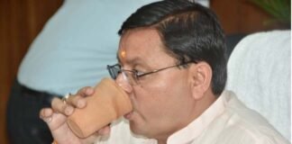 अब सीएम आवास-सचिवालय में मिट्टी के गिलासों में मिलेगी चाय, CM धामी ने कुम्हार हस्तकला को बढ़ावा देने के लिए कुल्हड़ में पी चाय CM Dhami had tea in kulhad