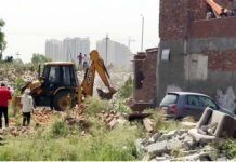 ग्रेनो प्राधिकरण ने 33 हजार वर्ग मीटर जमीन कराई खाली,जमीन की कीमत 65 करोड़ रुपए होने का अनुमान Greater Noida Authority vacated 33 thousand square meters of land