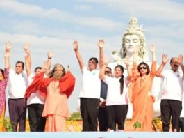 अंतरराष्ट्रीय योग दिवस पर सीएम धामी ने योगनगरी में सैकड़ों लोगों के साथ किया योग
