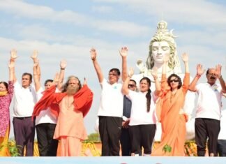 अंतरराष्ट्रीय योग दिवस पर सीएम धामी ने योगनगरी में सैकड़ों लोगों के साथ किया योग