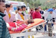 मुख्यमंत्री के निर्देश पर उत्तरकाशी की घायल महिलाओं को एयर लिफ्ट कर एम्स ऋषिकेश में कराया गया भर्ती Injured women of Uttarkashi were airlifted