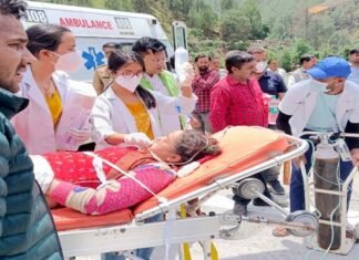 मुख्यमंत्री के निर्देश पर उत्तरकाशी की घायल महिलाओं को एयर लिफ्ट कर एम्स ऋषिकेश में कराया गया भर्ती Injured women of Uttarkashi were airlifted