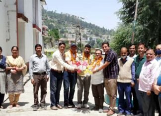 पौड़ी पहुंचे पुरानी पेंशन बहाली मोर्चा के प्रदेश प्रभारी विक्रम सिंह रावत ने पुरानी पेंशन को लेकर कर्मचारियों में भरा जोश