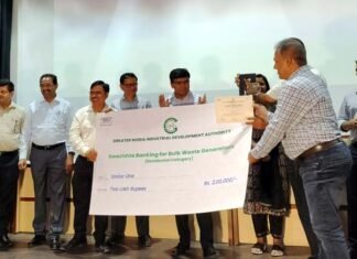 स्वच्छता रैंकिंग में नंबर वन बनी ग्रेटर नोएडा वेस्ट यह सोसाइटी, प्राधिकरण सीईओ ने दिया 2 लाख का पुरस्कार,देखें दूसरे और तीसरे पायदान पर कौन रही