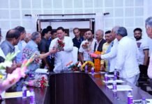 मुख्यमंत्री से प्रदेश उद्योग व्यापार से जुड़े विभिन्न संगठनों के सदस्यों ने की भेंट The members associated with the state industry and business met the Chief Minister.