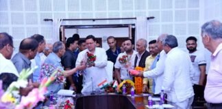 मुख्यमंत्री से प्रदेश उद्योग व्यापार से जुड़े विभिन्न संगठनों के सदस्यों ने की भेंट The members associated with the state industry and business met the Chief Minister.