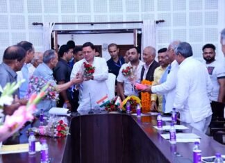 मुख्यमंत्री से प्रदेश उद्योग व्यापार से जुड़े विभिन्न संगठनों के सदस्यों ने की भेंट The members associated with the state industry and business met the Chief Minister.