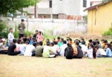 श्रीनगर में पांच दिवसीय ग्रीष्मकालीन रचनात्मक शिविर “लर्निंग विद उलार” शुरू, पहले दिन बच्चों को बताई रंगमंच की बारीकियां श्रीनगर में पांच दिवसीय ग्रीष्मकालीन रचनात्मक शिविर उलार का शुभारंभ