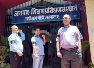 शिक्षक प्रशिक्षकों के पृथक कैडर के गठन को लेकर शिक्षक प्रशिक्षकों द्वारा काली पट्टी बांधकर किया गया विरोध प्रदर्शन