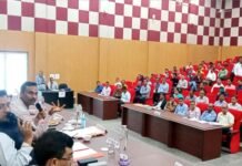 द्वारीखाल ब्लॉक सभागार में आयोजित बीडीसी बैठक में डीएम डॉ. विजय कुमार जोगदण्डे ने अधिकारियों को दिए निर्देश