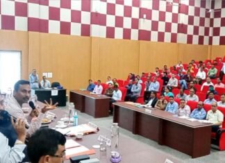 द्वारीखाल ब्लॉक सभागार में आयोजित बीडीसी बैठक में डीएम डॉ. विजय कुमार जोगदण्डे ने अधिकारियों को दिए निर्देश