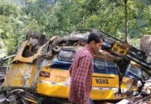 हिमाचल के कुल्लू में दर्दनाक हादसा, खाई में गिरी बस, 16 लोगों की मौत, कई घायल Bus fell into a ditch in Himachal's Kullu