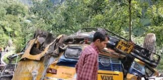 हिमाचल के कुल्लू में दर्दनाक हादसा, खाई में गिरी बस, 16 लोगों की मौत, कई घायल Bus fell into a ditch in Himachal's Kullu