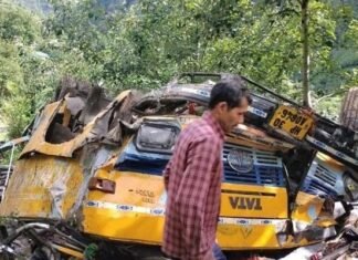 हिमाचल के कुल्लू में दर्दनाक हादसा, खाई में गिरी बस, 16 लोगों की मौत, कई घायल Bus fell into a ditch in Himachal's Kullu
