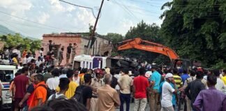 ऋषिकेश-शिवपुरी राष्ट्रीय राजमार्ग पर यात्रियों से भरी बस पलटी, 15 लोग घायल Bus overturns on Rishikesh-Shivpuri route