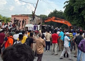 ऋषिकेश-शिवपुरी राष्ट्रीय राजमार्ग पर यात्रियों से भरी बस पलटी, 15 लोग घायल Bus overturns on Rishikesh-Shivpuri route