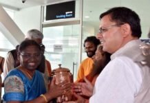 एनडीए की राष्ट्रपति पद की उम्मीदवार द्रौपदी मुर्मू के देहरादून पहुंचने पर सीएम धामी ने किया स्वागत Draupadi Murmu on her arrival in Dehradun