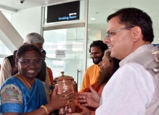 एनडीए की राष्ट्रपति पद की उम्मीदवार द्रौपदी मुर्मू के देहरादून पहुंचने पर सीएम धामी ने किया स्वागत Draupadi Murmu on her arrival in Dehradun