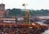 हरिद्वार में कांवड़ियों पर हेलीकॉप्टर से की गयी पुष्प वर्षा, भोले के जयकारों से गूंज उठी धर्मनगरी Helicopter showered flowers on Kanwariyas in Haridwar