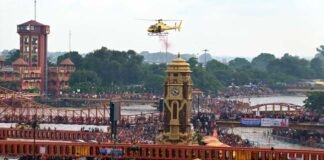 हरिद्वार में कांवड़ियों पर हेलीकॉप्टर से की गयी पुष्प वर्षा, भोले के जयकारों से गूंज उठी धर्मनगरी Helicopter showered flowers on Kanwariyas in Haridwar